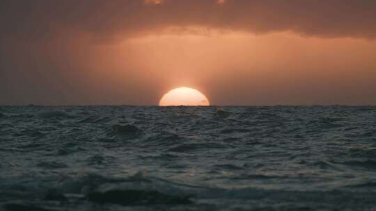 海洋地平线上的太阳