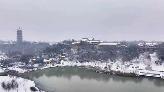 航拍瘦西湖景区园林大明寺观音山宋夹城雪景