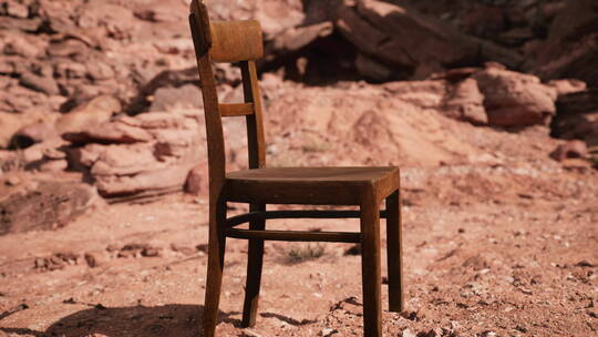 大峡谷岩石上的旧木椅