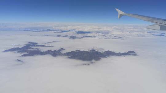 飞机窗外看到的云海
