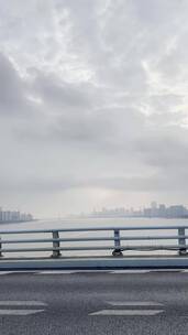 车外快速倒退的桥梁设施和杭州钱塘江