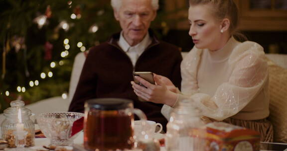 女人教祖父使用智能手机