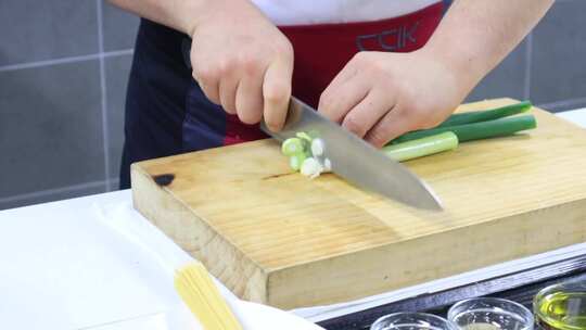 女人在案板上切葱段