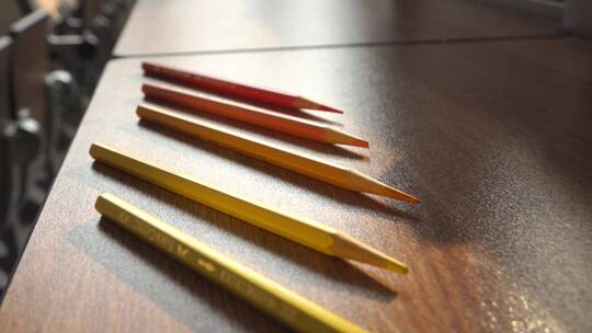 桌子上的彩色铅笔 情绪氛围