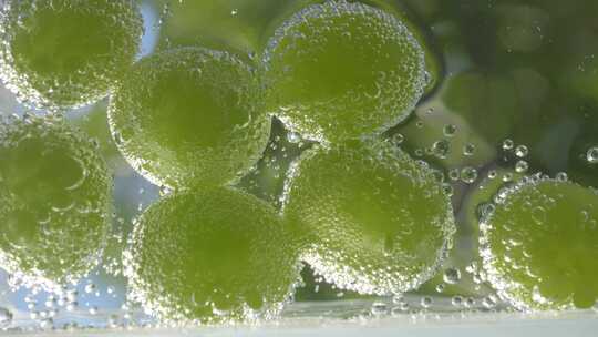 水中气泡环绕的绿色葡萄