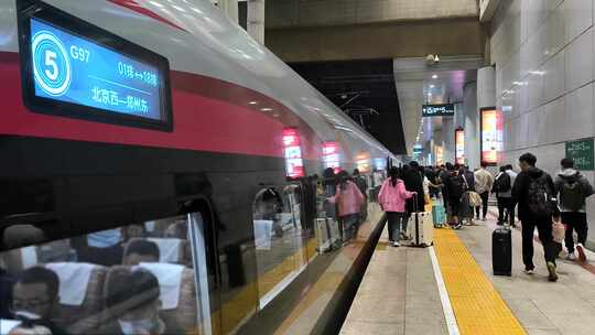 北京西客站交通枢纽乘客春运假期节日4K视频素材模板下载