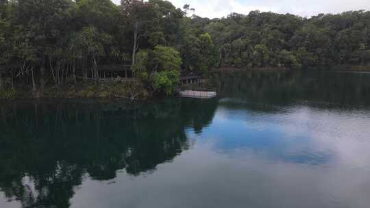 漂浮在湖面上的桥