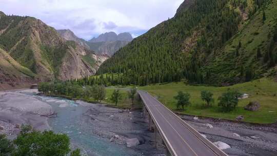 草原公路，山涧河流风景优美