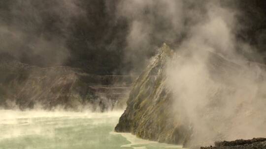 蒸汽从新西兰小岛瓦卡里的火山口升起