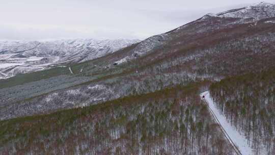 4k航拍车辆行驶在雪后的山林中