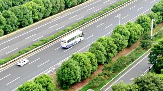 航拍高速公路跟车车流服务区