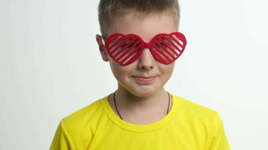 男孩用心形眼镜庆祝情人节