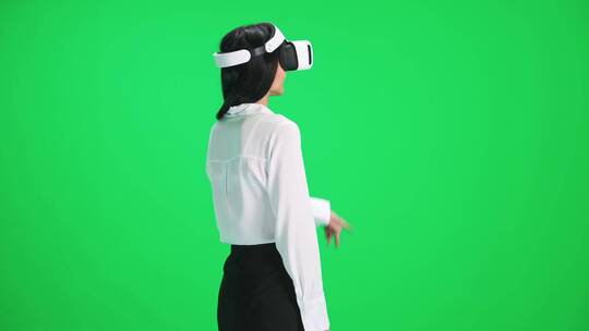 绿幕背景前女人在体验VR技术