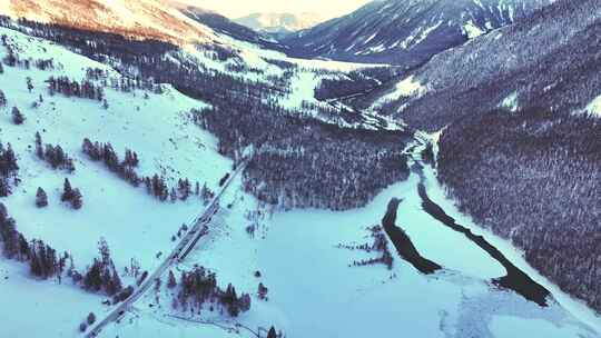 航拍新疆雪山风光