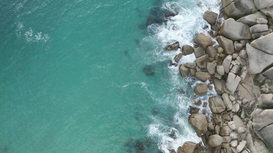 海浪撞击岩石的航拍视频素材模板下载