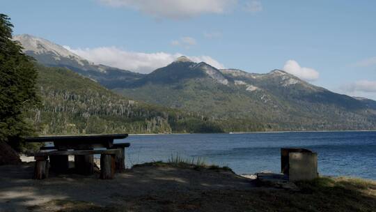 平静的湖面美景视频素材模板下载