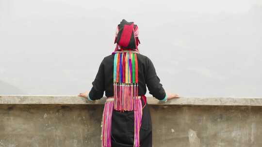身着民族服饰女子眺望远方