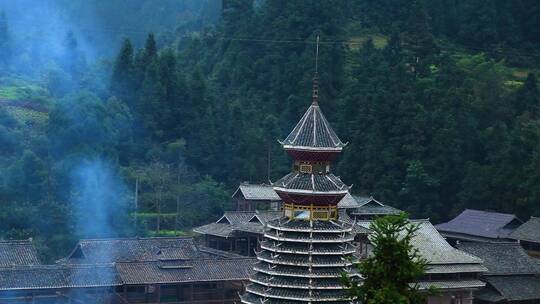 乡村早晨晨雾山间环绕