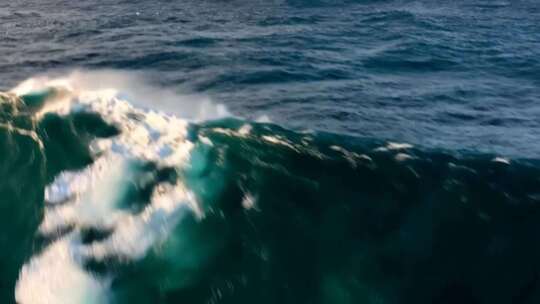 空中俯瞰海洋翻涌浪花