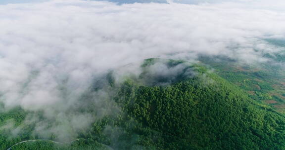 云雾中的腾冲火山地质奇观