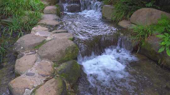 山涧溪流水流