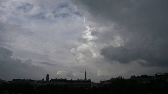 阴雨天巴黎云层景观延时