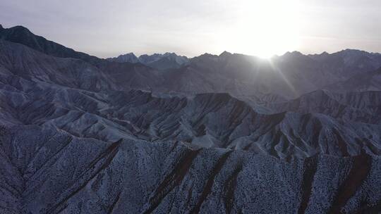 逆光航拍雪域高原山岭