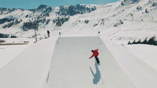 雪山上的滑雪者正在进行滑雪运动