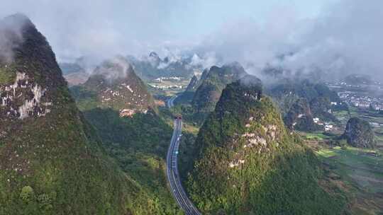 山间云雾缭绕的山村公路自然风景