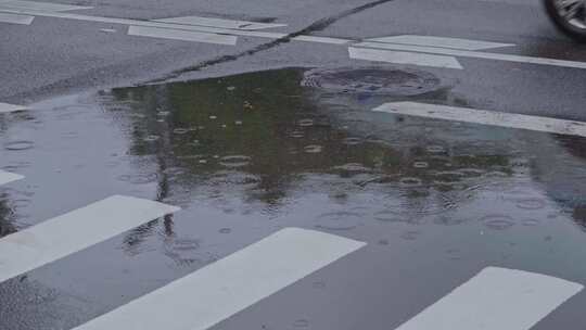 雨后斑马线水洼倒影空镜头
