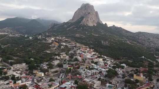 无人机拍摄的一个城镇和一座山，克雷塔罗，