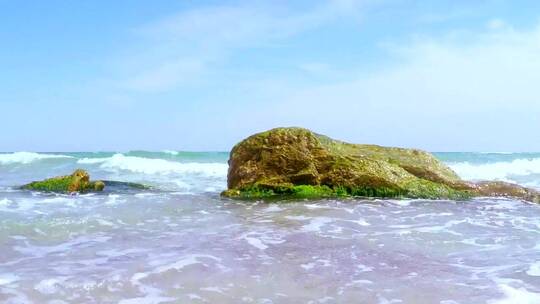 海浪拍打在石头上