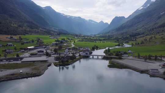 挪威奥尔登的舒适村庄-在asce之前，山谷背景的村庄全景