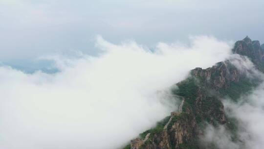 长城雨后云海翻滚震撼大气