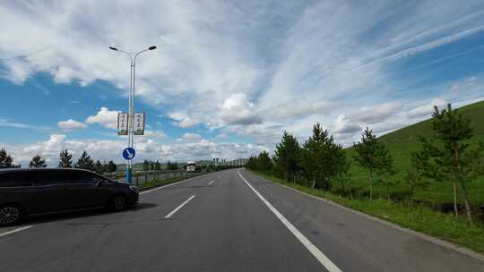 开车行驶在草原天路 草原风景 草原道路