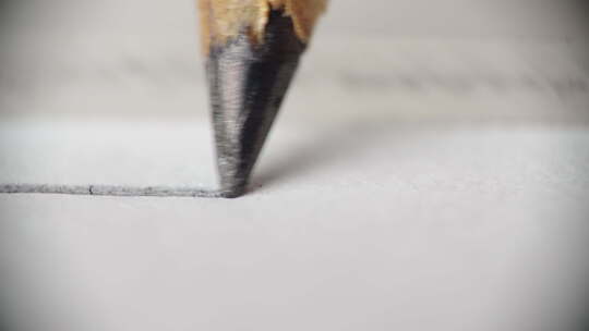 铅笔纸上划线特写