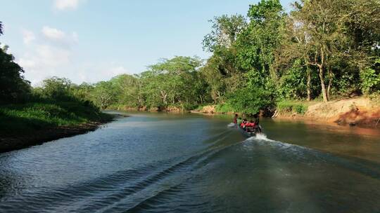 摩托艇在一条狭窄的河流上飞驰视频素材模板下载