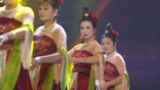 中老年女性古风舞蹈表演