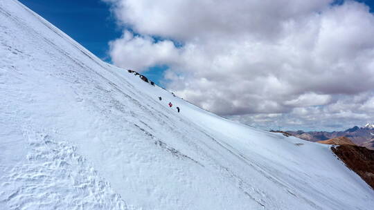 西藏拉萨当雄廓琼岗日雪山洛堆峰登山滑雪