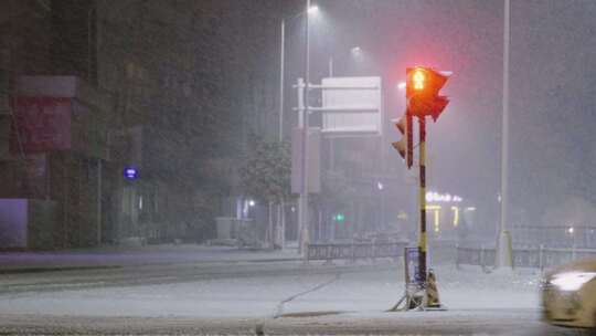 大雪中匆忙的人