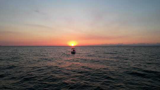 夕阳下的海上渔船