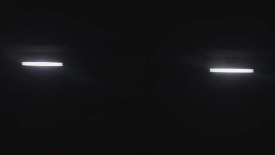 隧道黑暗中快速移动的灯光光线