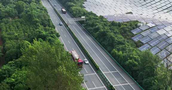 高速公路经过森林和太阳能光伏发电站