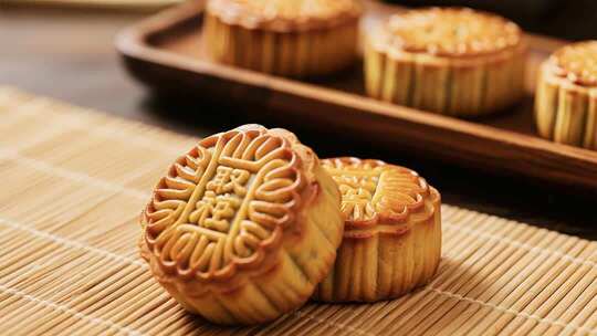 竹席上摆放的广式月饼