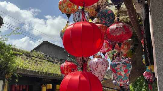 挂在商店外面的灯笼在微风中吹拂，寺庙屋顶