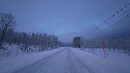 挪威塞尼亚岛北极圈峡湾地貌冬季雪景公路