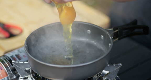 在煎鸡蛋使用小型的平底锅