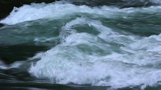 河面上急速水流波涛浪花