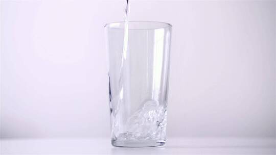 一个玻璃杯倒水