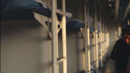 4k火车卧铺车厢内部场景光影空镜